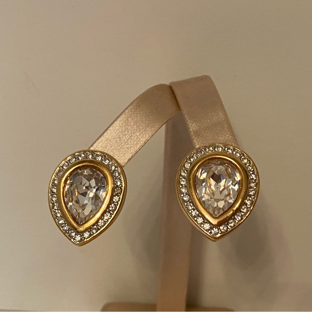SWAROVSKI VINTAGE EARRINGS GOLD PLATE CRYSTALS CLIP PEAR SHAPE CENTER & ROUNDS